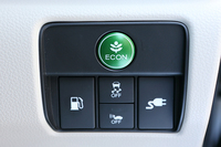 ダッシュボード右端のコンソールには、「ECON」ボタンや給油口の開錠ボタンに加え、充電リッドを開けるボタンが備わる。
    