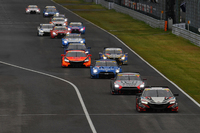 GT500クラスのスタートシーン。No.15 ドラゴ モデューロ NSX CONCEPT-GTを先頭に、長い戦いの火ぶたが切られた。