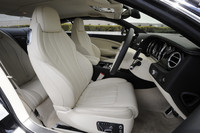 手仕事で仕立てられるインテリア。前席の背もたれをスリム化するなどした結果、後席のニールームは46mm広くなった。