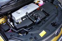 基本的に「トヨタ・プリウス」と変わらない心臓部。1.8リッターのガソリンエンジンと電気モーターを組み合わせる。