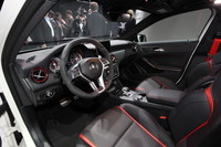 スポーティーさが強調された室内。トランスミッションには7段AMGスピードシフトDCTを採用する。