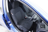 シートは、形状はフォルティスと同じで、表皮のみランエボと共通のスエード調ニットを採用する。