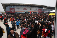 会場の中でも特に混雑していたのが“スーパーカー館”ことN1ブース。その盛況ぶりはご覧の通りで、展示スペースに近づくのはおろか、建屋に入るまでがとにかく大変だった。