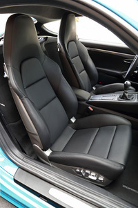 ヘッドレスト一体型のスポーツシート。ポルシェならではのデザイン。