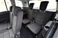 2人乗りの3列目シート。2列目シートに「イージーエントリーシステム」が採用されたことで、アクセス性が向上している。