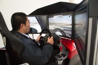 ドライブシミュレーターのi-Racingも設置されていた。楽しげに体験しているのは“バイパーほった”氏ことwebCGの堀田編集部員。