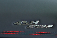 助手席側ダッシュボードに配されるエンブレム。地のレザーやステッチのカラーリングもオプションとして選択したもの。