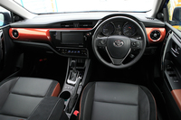 明るい木目調パネルが目を引く「120T」のインテリア。