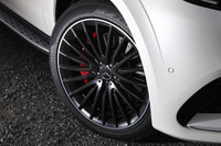 大きさが際立つ「メルセデスAMG GLS63 4MATIC」の22インチアルミホイール。テスト車には「ピレリPゼロ」が装着されていた。