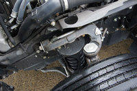 サスペンションは、フロントが独立懸架のダブルウイッシュボーン式、リアが車軸式。バネにはそれぞれコイルスプリングとリーフスプリングが用いられている。