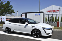 試乗会ではパッケージ型水素製造・貯蔵装置「スマート水素ステーション（SHS）」も公開された。水素製造能力は1.5kg/日で、水素貯蔵量は約19kg（15℃環境下）。充てん圧力は35MPa。5～10分かけて「クラリティ」の水素タンク（公称使用圧力70MPa）を半分程度、満たす能力を持つ。