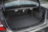 日本からの要望で、フルサイズのゴルフバッグ4個を積めるような形状にしたというトランクルーム。ただし、エアサス仕様やharman/kardonのオーディオをオプション装備した仕様は荷室がやや狭くなるため、ゴルフバッグの搭載は3個までとなる。
