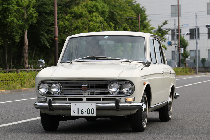 1965年「ダットサン・ブルーバード1600SSS」。ブルーバードの高性能グレードを指すSSS（Super Sports Sedan）を名乗った、2代目の途中から設定されたモデル。