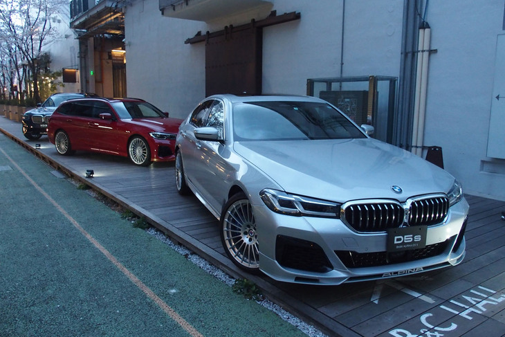 「BMWアルピナB4グランクーペ」がお披露目されたイベント「アルピナプレスナイト」の会場入り口に展示されたアルピナ車。