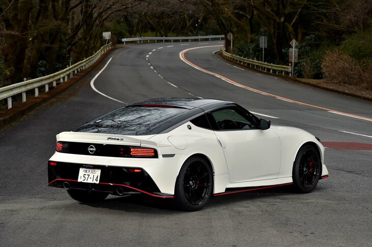 【日産フェアレディZ NISMOのスペック】
	ボディーサイズ：全長×全幅×全高＝4410×1870×1315mm／ホイールベース：2550mm／車重：1680kg／駆動方式：FR／エンジン：3リッターV6 DOHC 24バルブ ターボ／トランスミッション：9段AT／最高出力：420PS（309kW）/6400rpm／最大トルク：520N・m（53.0kgf・m）/2000-5200rpm／タイヤ：（前）255/40R19 100Y／（後）285/35R19 103Y（ダンロップSP SPORT MAXX GT600）／燃費：9.2km/リッター（WLTCモード）／価格：920万0400円
	
	【取材時の燃費データ】
	テスト距離：358.3km（市街地2：高速道路7：山岳路1）／使用燃料：43.8リッター（ハイオクガソリン）／参考燃費：8.2km/リッター（満タン法）／8.5km/リッター（車載燃費計計測値）