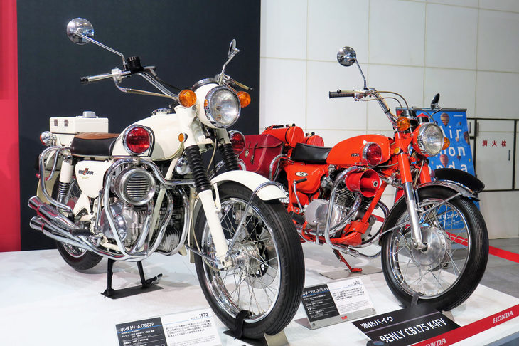 こちらは1972年製「ホンダ・ドリームCB500P」の“白バイ”（左）と、1970年製「ホンダ・ベンリイCB175K4FV」の消防バイク（右）。