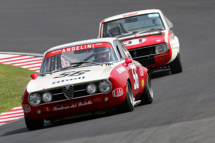 Fレース予選より、「ANGELINI柳原1750 GTAm」に「マツダ・ファミリア ロータリークーペ」が続く、まるで半世紀前のスパ・フランコルシャン24時間耐久のようなシーン。