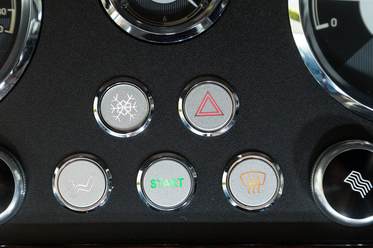 スイッチ類はメーターパネルの中央に配置。エアコンの効きは、従来モデルから劇的に改善された。