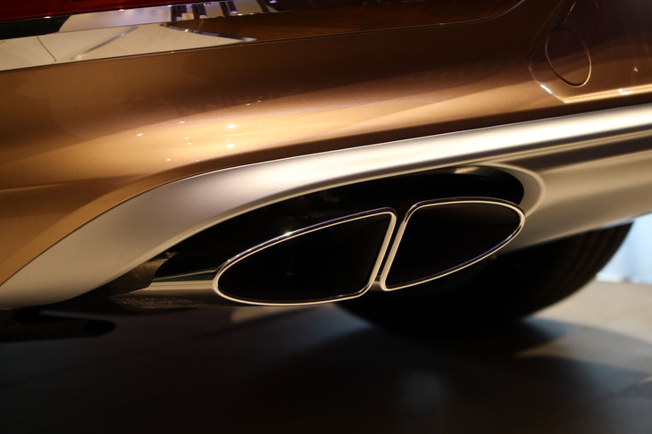 ベントレー・ベンテイガEWBアズール ファーストエディション（テールパイプ）