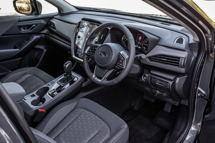 マルチマテリアルの多層構造としたインストゥルメントパネルは、最新のスバル車に共通するデザインテイスト。死角の少ない良好な視界も「クロストレック」の特徴だ。