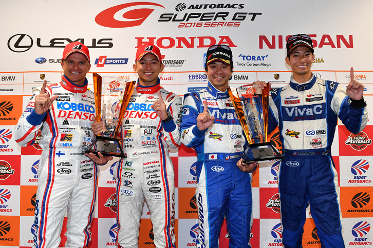 2016年シーズンのタイトルを獲得し、笑顔を見せる4人。写真左から、GT500クラスで優勝したNo.39 DENSO KOBELCO SARD RC Fのヘイキ・コバライネン、平手晃平、GT300クラスを制したNo.25 VivaC 86 MCの土屋武士、松井孝允。