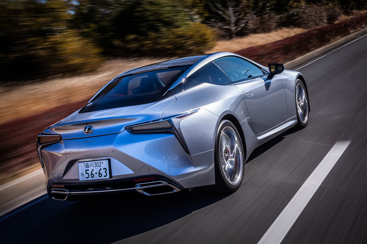 今回の試乗車の「ソニックイリジウム」と呼ばれるボディーカラーは、一部改良を機に設定された新色。発売から5年が経過した今でも、目をひく「レクサスLC」の個性的なフォルムにマッチしていた。