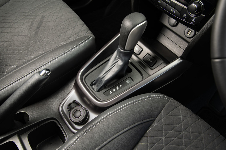 センターコンソールに備わる6段ATのシフトセレクター。「エスクード」のATはマニュアルモード付きで、シフトパドルによって手動でも変速できる。