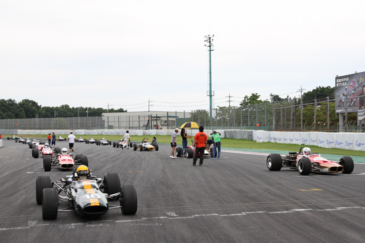 スポイラーなどのエアロパーツを持たない葉巻型のシングルシーターによる、ヒストリックフォーミュラのスターティンググリッド風景。F3/FJによるクラス1、Fフォードによるクラス2、F2によるクラス3の3クラス混走で、この日最も多い18台が出走した。