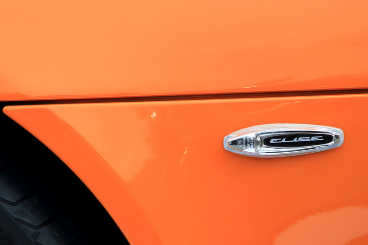 左右のフロントフェンダーに備わるウインカー一体式の「ELISE」エンブレム。今回の試乗車がまとっていたのは、オプションの「メタリックオレンジ」と呼ばれる外装色。