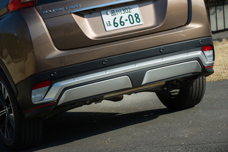 前後バンパーを飾るシルバーのガーニッシュも、ディーラーオプションとして用意されているアイテムである。