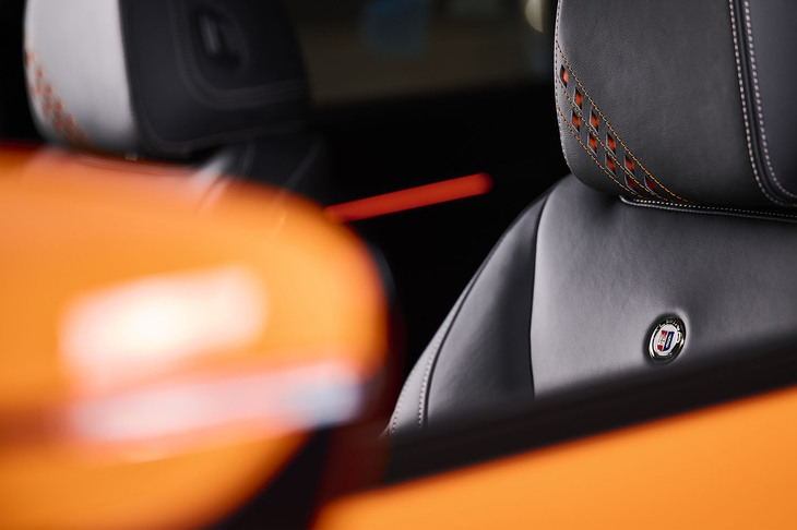 ラヴァリナレザーで仕立てられたシートのヘッドレスにもひし形マーク（アランシアミラ）があしらわれる。