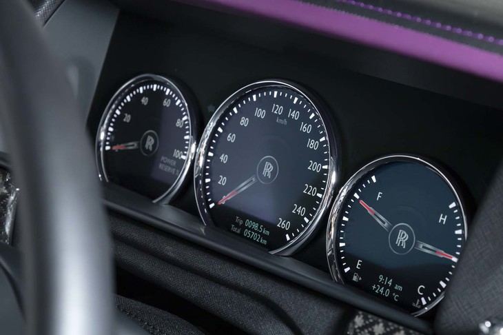 メーターパネルの3眼はすべて液晶表示式。中央がスピードメーターで、左はパワーユニットの“余力”を示すパワーリザーブメーター。