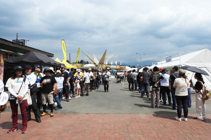 会場をぶらぶらしていたら、謎の長蛇の列を発見。その先に何があるかというと……。