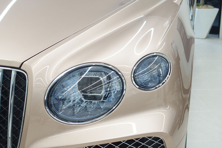 ベントレー・ベンテイガEWBアズール（ヘッドランプ）