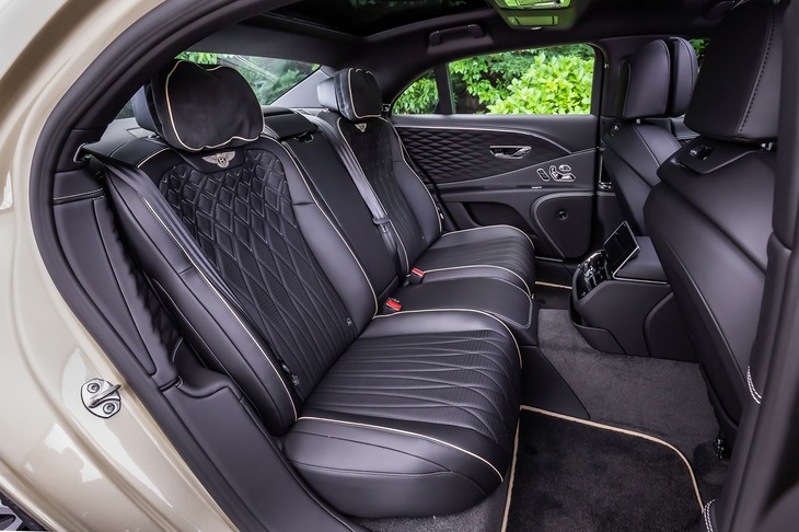 リアのシート表皮デザインやカラーリングはフロントシートに準じたもの。左右独立式の電動調整機能のほか、マッサージやヒーター＆ベンチレーション機能が標準装備されている。