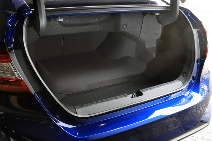 トランクルームは512リッターの容量を確保。後席には6：4分割式のトランクスルー機構も備わっており、長尺物も積むことができる。