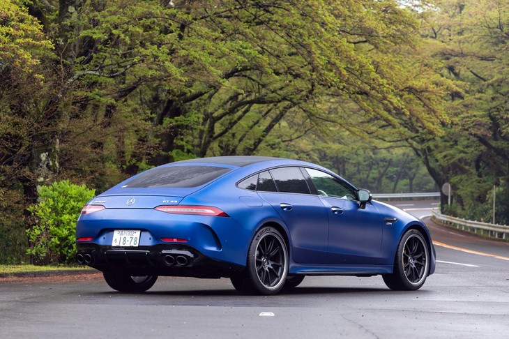 【メルセデスAMG GT53 4MATIC＋のスペック】
	ボディーサイズ：全長×全幅×全高＝5050×1995×1440mm／ホイールベース：2950mm／車重：2100kg／駆動方式：4WD／エンジン：3リッター直6 DOHC 24バルブ ターボ＋スーパーチャージャー／モーター：交流同期電動機／トランスミッション：9段AT／エンジン最高出力：435PS（320kW）/6100rpm／エンジン最大トルク：520N・m（53.0kgf・m）/1800-5800rpm／モーター最高出力：22PS（16kW）／モーター最大トルク：250N・m（25.5kgf・m）／タイヤ：（前）275/35ZR21 103Y XL／（後）315/30ZR21 105Y XL（ミシュラン・パイロットスポーツ4 S）／燃費：9.5km/リッター（WLTCモード）／価格：1839万円
	
	【取材時の燃費データ】
	テスト距離：193.0km（市街地1：高速道路7：山岳路2）／使用燃料：26.0リッター（ハイオクガソリン）／参考燃費：7.4km/リッター（満タン法）／7.7km/リッター（車載燃費計計測値）