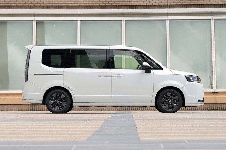 シンプルな水平基調が強調されたサイドビューは、初代「ステップワゴン」をほうふつとさせる。写真は「ステップワゴン スパーダ」のもの。