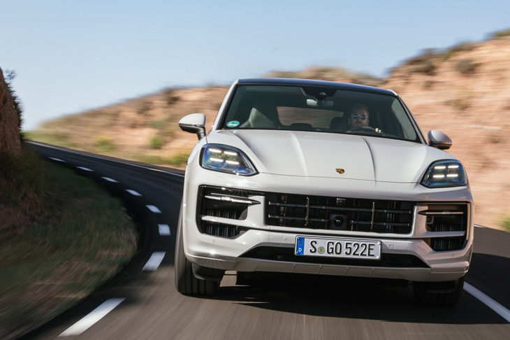 「カイエンS Eハイブリッド クーペ」の動力性能は、0-100km/h加速が4.7秒（スポーツクロノパッケージ装着車）、最高速が263km/h。純エンジン車の「カイエンSクーペ」と比較すると、0-100km/h加速は同等、最高速は一歩譲るといった感じだ。