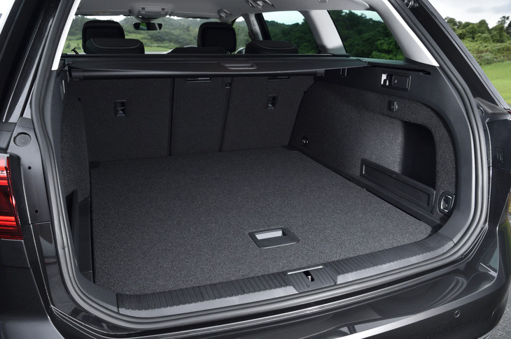 後席を使用する通常時の荷室容量は650リッター。床面にはサブトランクも備わる。荷室を覆うスライディングカバーに加え、キャビンと荷室を区切るラゲッジネットパーティションも標準装備されている。