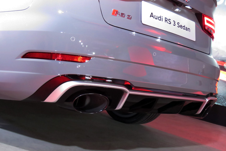 アウディRS 3セダン（マフラーとリアバンパー）