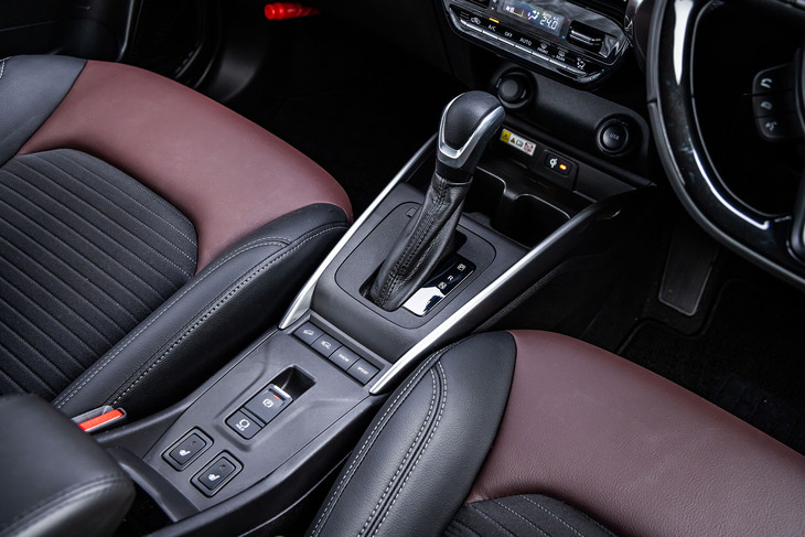 オーソドックスなレバー式のシフトセレクターを採用。ステアリングホイールにはシフトパドルも備わり、簡単に手動変速が行えるようになっている。