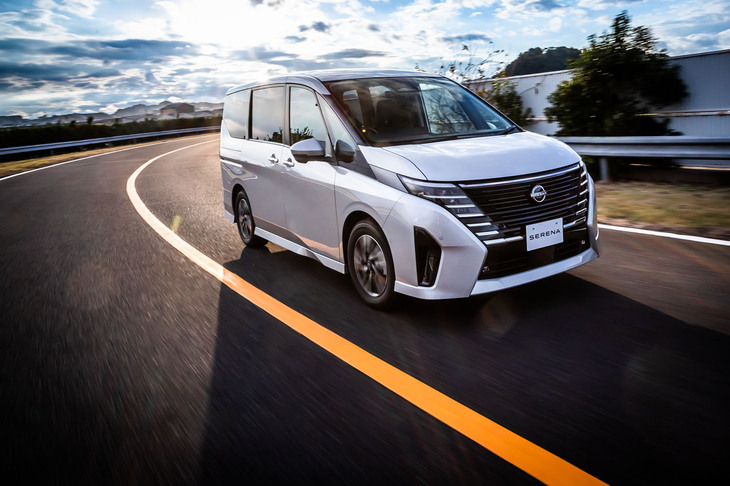 「セレナe-POWERルキシオン プロトタイプ」の走行シーン。