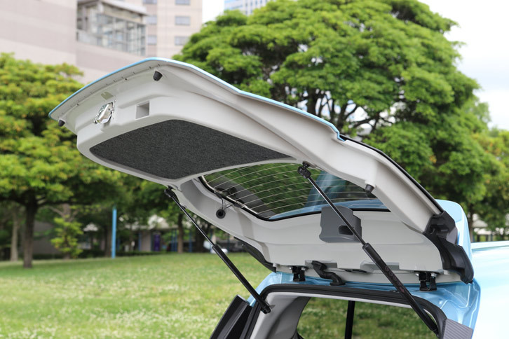 軽量化のため、バックドアはアウターパネル、インナーパネルともに樹脂製となっている。