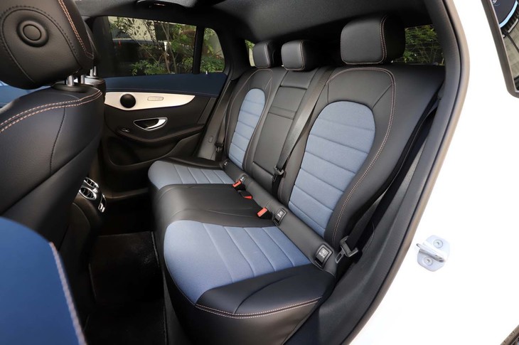 
	後席（写真）の定員は3人で、背もたれは40：20：40の分割可倒式。
	