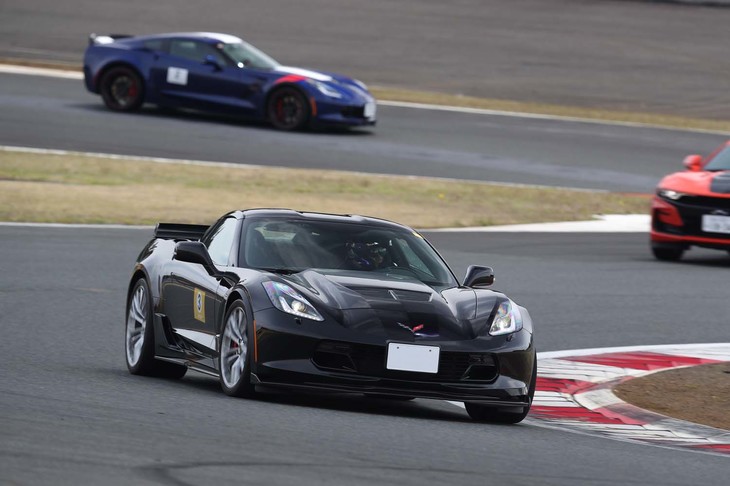 レーシングコースを走行する「シボレー・コルベット」。