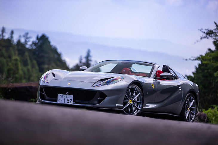 フェラーリ伝統のV12エンジンを搭載する「812スーパーファスト」のオープントップバージョンが「812GTS」。2019年9月に伊フィオラーノサーキットで開催された「ウニベルソフェラーリ」と呼ばれるイベントでデビューした。