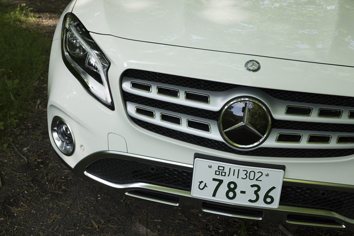 今回のマイナーチェンジで最も大きな変更を受けたのはフロントマスク。穴のあいた“パンチドグリル”やアンダーガードを装着し、よりSUVらしい力強さを感じさせるデザインとされた。