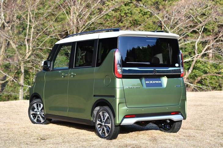 従来モデルよりもテールランプ間の距離を拡大することで、実際よりもワイドに見えるようにしている。