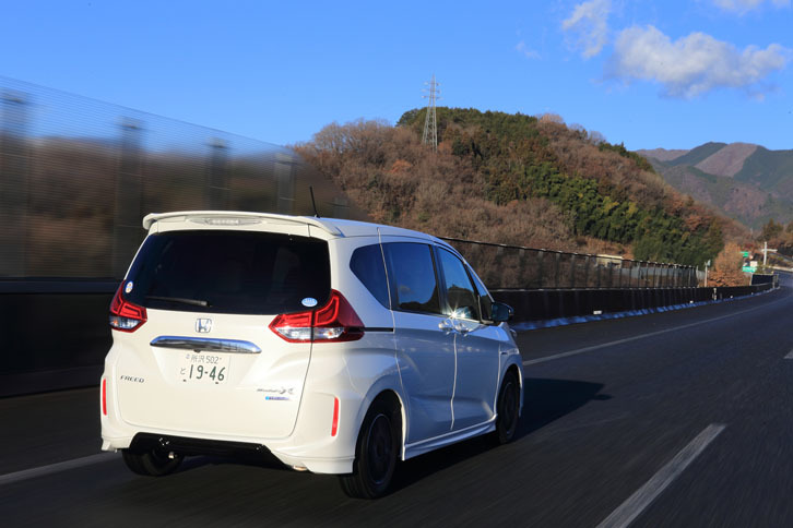 今回のテスト車はハイブリッドの6人乗り仕様。このほか同じハイブリッドの7人乗り仕様に加えて、1.5リッターガソリンモデルにも6人乗りと7人乗り仕様が用意されている。